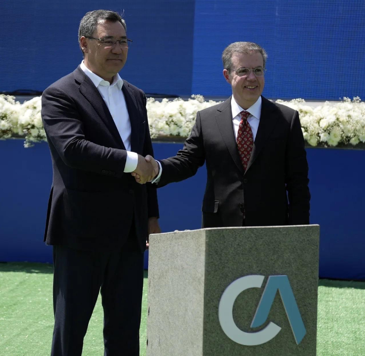 President of Kyrgyzstan Sadyr Japarov and Chairman of the Board of İhlas Holding Ahmet Mücahid Ören pose to national and international media members after the capsule ceremony.