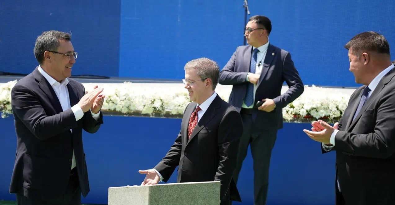 PPresident of Kyrgyzstan Sadyr Japarov and Chairman of the Board of İhlas Holding Ahmet Mücahid Ören congratulate each other after the capsule ceremony.